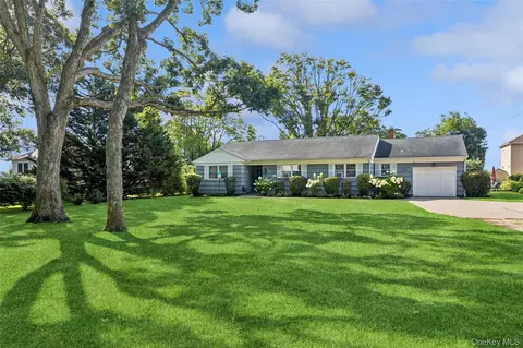 270 Opechee Ave, Southold, NY 11971