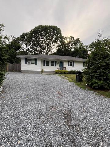 38 Vernon Ave, Mastic, NY 11950