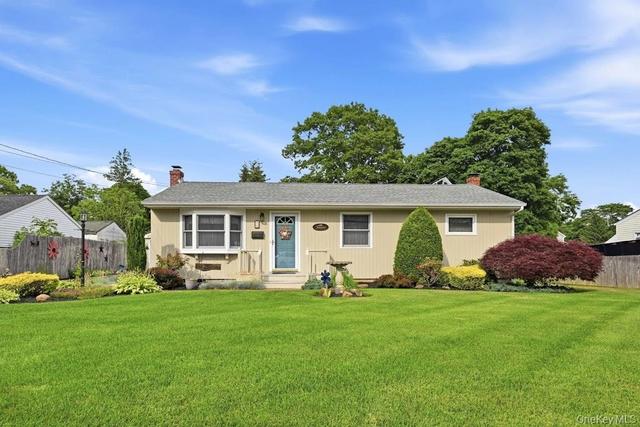 32 Jackson St, Riverhead, NY 11901