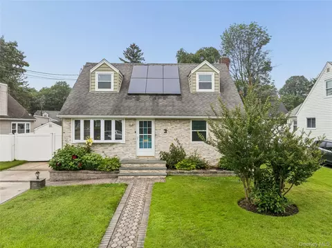 3 Hillcrest Dr, North Hempstead, NY 11590