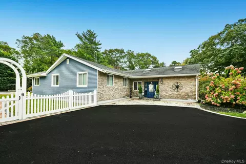 703 Lincoln Ave, Sayville, NY 11782