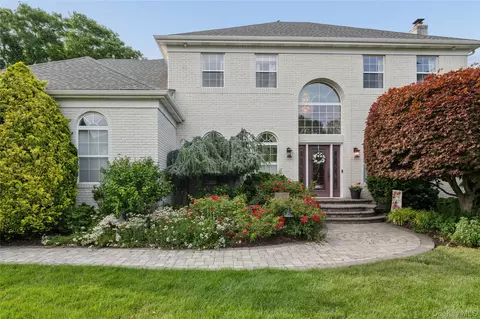 15 Barnaby Ct E, Hauppauge, NY 11788
