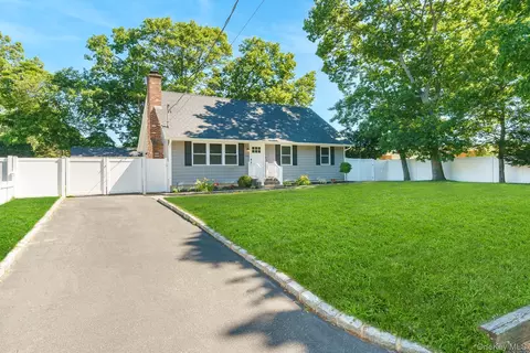 925 Liberty St, Bohemia, NY 11716