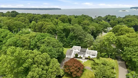 39 Upper Dr, Huntington, NY 11743
