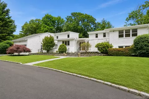 39 Upper Dr, Huntington, NY 11743