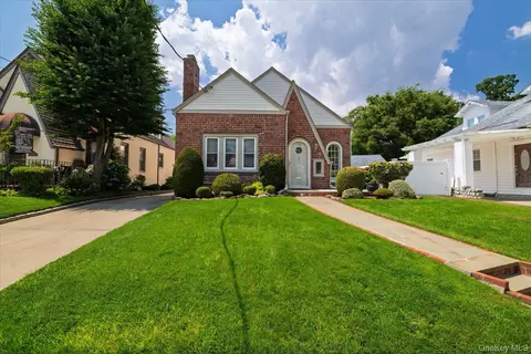 75 Wagg Ave, Malverne, NY 11565