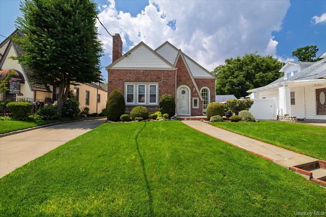 75 Wagg Ave, Malverne, NY 11565