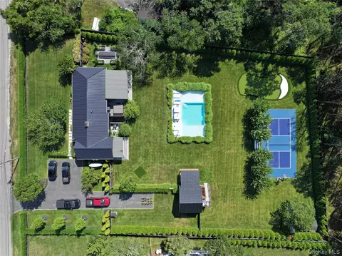 32 Inlet Rd W, Hampton Bays, NY 11946