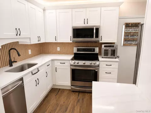 1613 Old Country Rd, Greenburgh, NY 10523