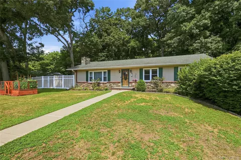 26 Garden Dr, New Windsor, NY 12553