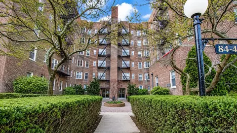 84-49 168th St #2V, New York, NY 11432