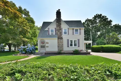 112 Cambridge Ave, Stewart Manor, NY 11530