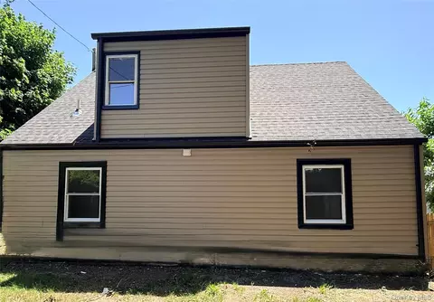 12 Garland Ln, North Hempstead, NY 11590
