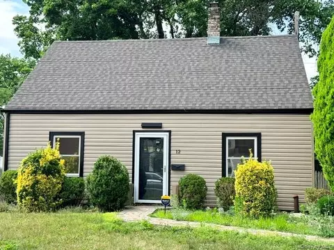 12 Garland Ln, North Hempstead, NY 11590