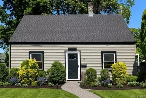 12 Garland Ln, North Hempstead, NY 11590