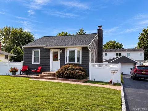 1467 4th St, West Babylon, NY 11704