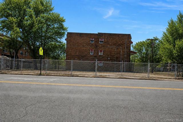 1910 Randall Ave, New York, NY 10473