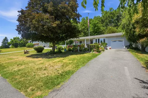 31 Park Hill Dr, Hopewell Junction, NY 12533