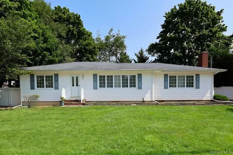 305 Nielson St, Dix Hills, NY 11746