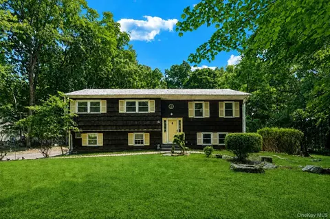 2 Cobblestone Rd, Ramapo, NY 10952