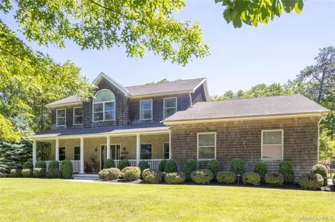 11 Hildreth Rd, Hampton Bays, NY 11946