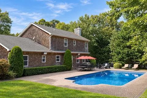 11 Hildreth Rd, Hampton Bays, NY 11946