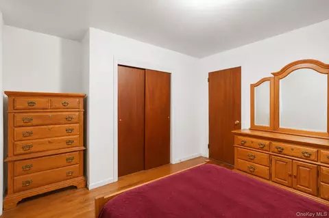 Bedroom - 287 Munsell Rd, Brookhaven, NY 11772 photo 2 of 4