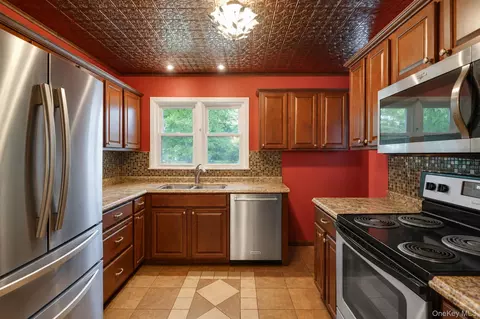 Kitchen - 287 Munsell Rd, Brookhaven, NY 11772 photo 1 of 2