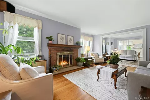 18 2nd Ave, Port Jefferson, NY 11777