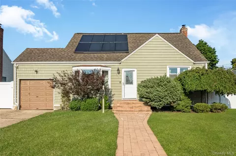 69 Louis Dr, Farmingdale, NY 11735