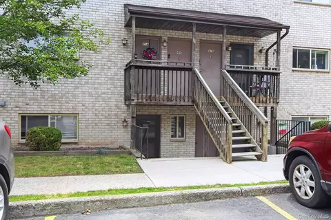 26 Cooper Rd #414, Arlington, NY 12603