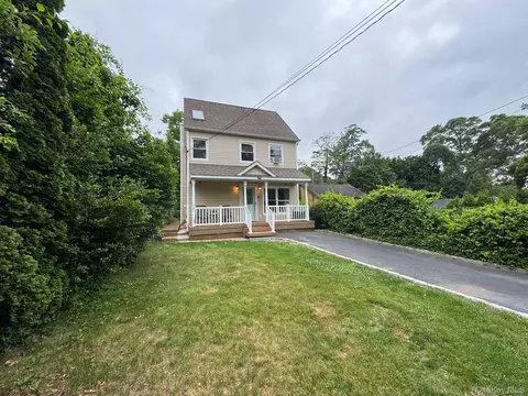 98 Magnolia Dr, Rocky Point, NY 11778