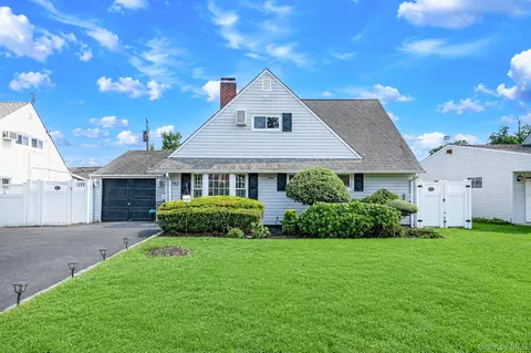 90 Twin Ln N, Wantagh, NY 11793