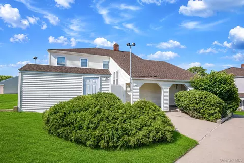 180 Lowndes Ave #D, Huntington Station, NY 11746