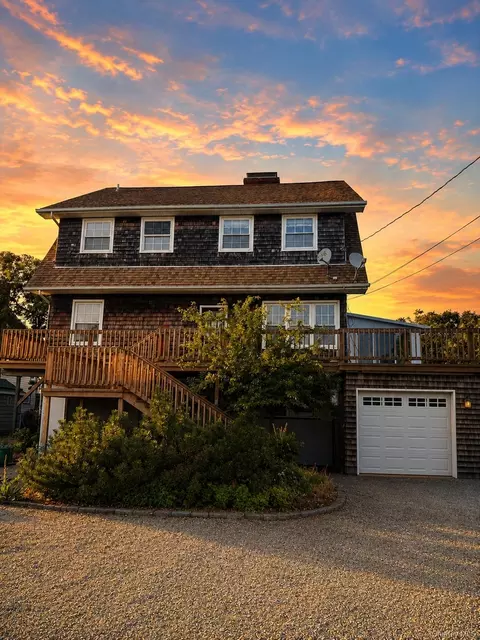 141 Harbor Beach Rd, Mount Sinai, NY 11766