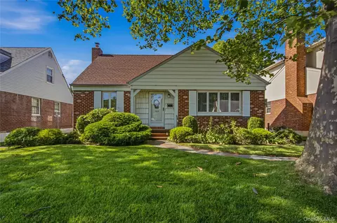 163 Laurel Dr, North Hempstead, NY 11040