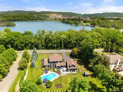 211 Strawtown Rd, Clarkstown, NY 10994