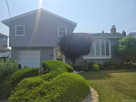 31 Oxford Rd, East Rockaway, NY 11518