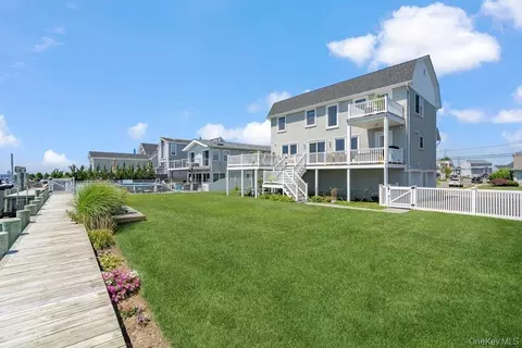 30 Milton Rd, Babylon, NY 11702