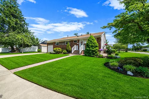 33 Wilshire Dr, North Babylon, NY 11703