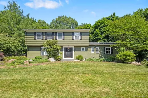 21 Ardsley Dr, Clarkstown, NY 10956
