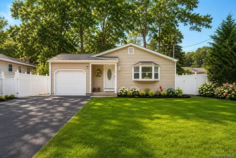 22 Babylon Dr, Sound Beach, NY 11789