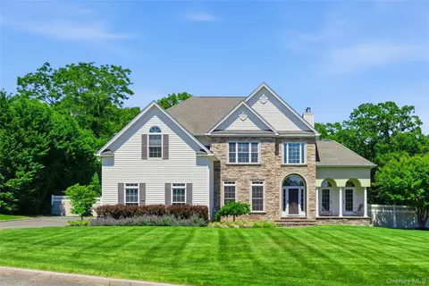 47 Grassland Cir, Mount Sinai, NY 11766
