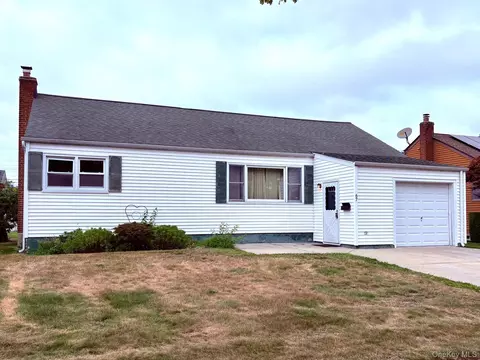 67 Maple Dr, Lindenhurst, NY 11757
