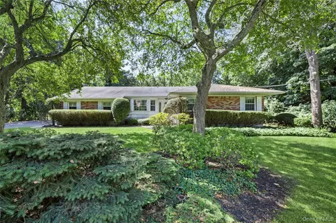 315 Laurel Ln, Syosset, NY 11791