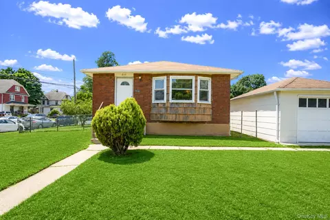250 Church St, Freeport, NY 11520