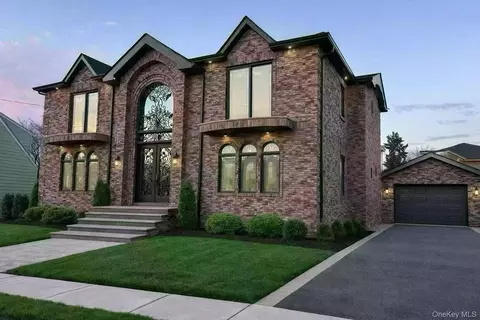 946 Cherry Ln, North Hempstead, NY 11001