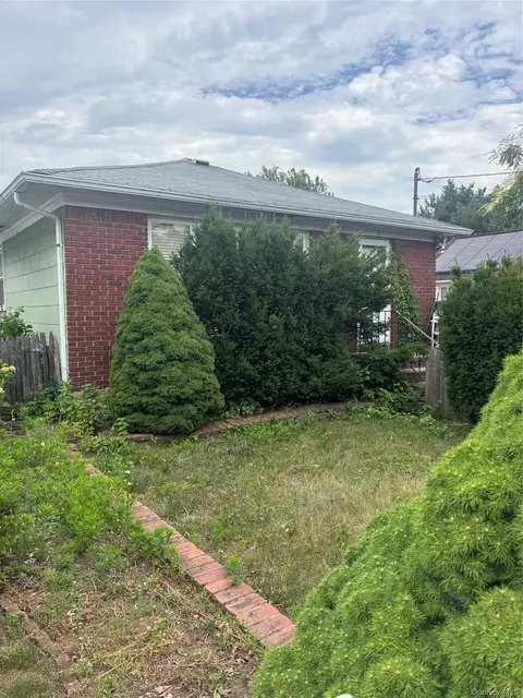 18 Bismark Ave, Valley Stream, NY 11581
