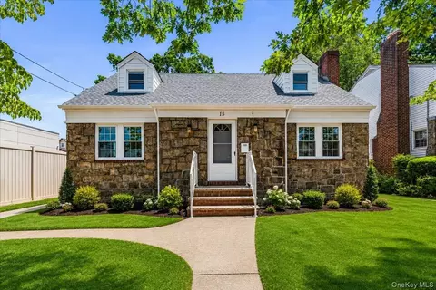 15 Astor Pl, Valley Stream, NY 11581