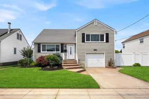 40 Martha St, Freeport, NY 11520